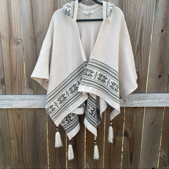 Simply Noelle Sweaters Simply Noelle Snowflake Design Poncho
